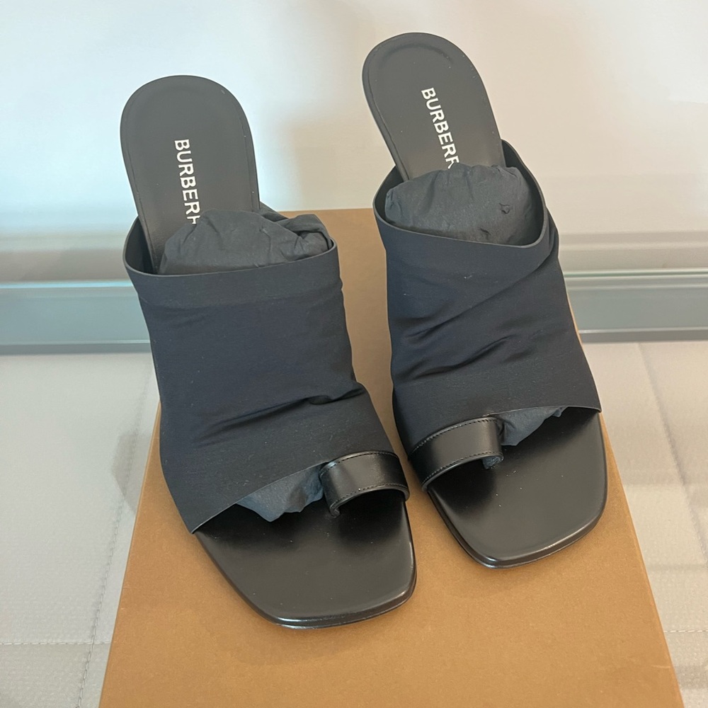 NEW Burberry Tallia Toe Loop Leather Sandal (Women).  Size 9US/39EU, BLACK.